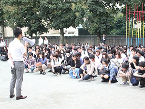 学校近くの公園に避難した学生たち