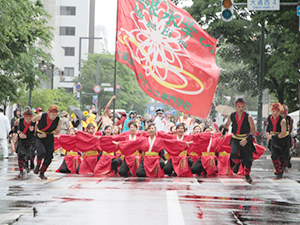 水も滴る/雨にも負けす演舞を披露する無限永華